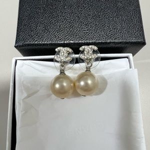 Chanel Pearl CC earrings